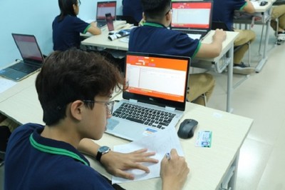 Thí sinh Hà Nội làm thủ tục dự thi lớp 10 theo hình thức trực tuyến