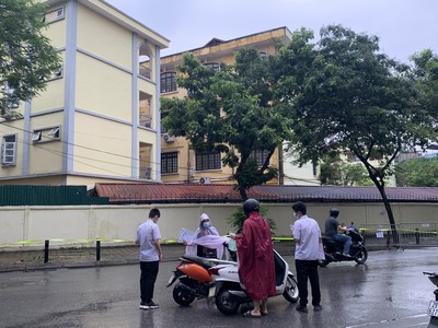 Hà Nội:Thí sinh vất vả đội mưa đi thi buổi đầu tiên vào lớp 10 THPT