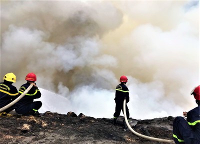 Đà Nẵng: Nỗ lực dập tắt vụ cháy lớn tại bãi rác Khánh Sơn
