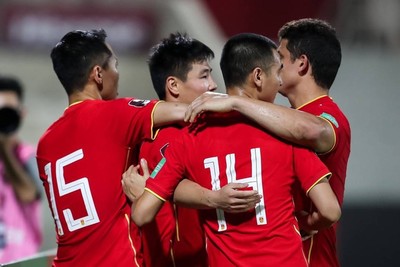 Tuyển Trung Quốc đi tiếp khi dẫn đầu nhóm nhì bảng