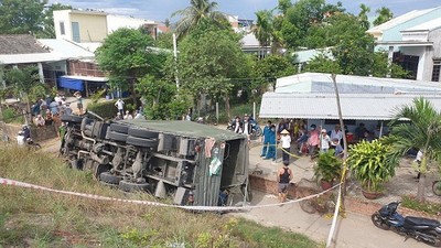 Ô tô tải biển số quân đội lao xuống vực làm hai người tử vong