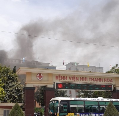 Cháy mái sảnh tại bệnh viện Nhi Thanh Hóa