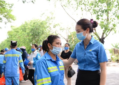 Công đoàn ngành Xây dựng Hà Nội thăm và tặng quà cho công nhân VSMT