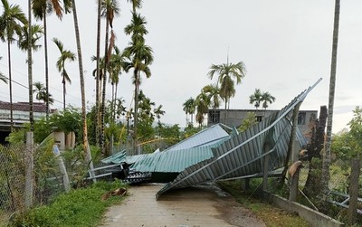 Quảng Ngãi: Lốc xoáy gây thiệt hại hàng trăm nhà dân