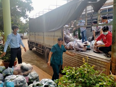 Nhân dân, cán bộ xã Đắk BukSo ủng hộ thực phẩm cho TP.HCM chống dịch