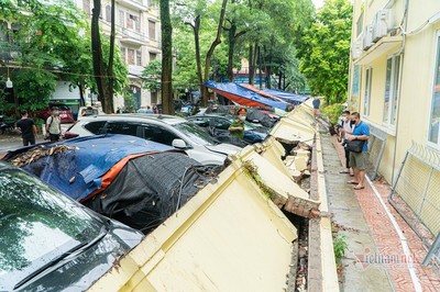 Video sập tường trường mầm non đè bẹp chục ô tô ở Hà Nội