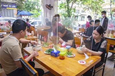 Nóng: Hà Nội yêu cầu dừng nhà hàng, quán ăn từ 0h ngày 13/7