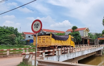 Thái Nguyên: Cầu 10 tấn oằn mình ‘cõng’ binh đoàn xe tải chở đất?