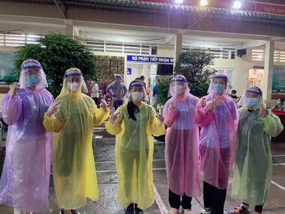 Dàn người đẹp đi tiếp tế lương thực: Ấm áp tình người trong đêm mưa