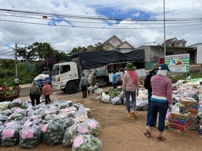 Nhân dân ĐắkBukSo tiếp tục ủng hộ thực phẩm cho TP.HCM và Bình Dương