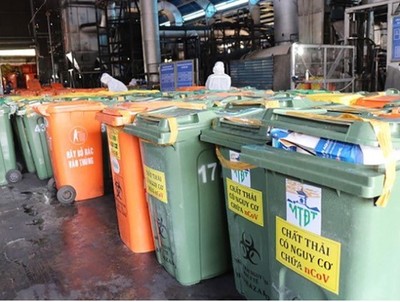 Xử lý rác thải khu vực cách ly: Cần lực lượng chuyên nghiệp