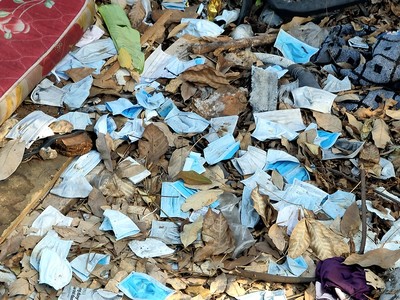 Khẩu trang dùng một lần: Mối nguy hại với người thu gom rác