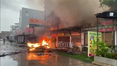 Bắc Giang: Cháy lớn tại 3 quán ăn liền kề gần KCN Vân Trung