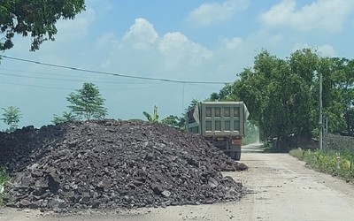 Huyện Ứng Hòa: Rủi ro giao thông, ô nhiễm môi trường vì xe chở đất