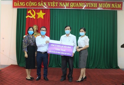 PC Đắk Nông: Trao tặng 500 bộ đồ bảo hộ y tế phòng, chống dịch Covid