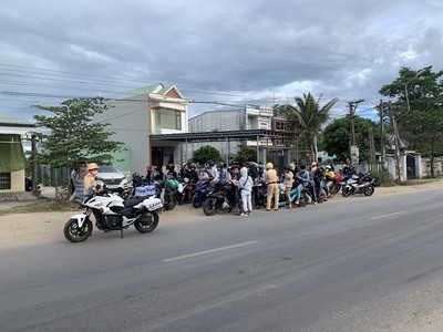 CSGT Đà Nẵng “hộ tống” hàng trăm người từ TP.HCM về quê bằng xe máy
