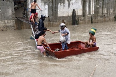 Philippines mưa lớn gây ngập lụt khắp nơi, sơ tán hàng nghìn người