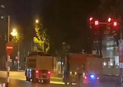 Đoàn xe tải “đua nhau xé gió” vượt đèn đỏ giữa Thủ đô