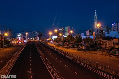 Đường phố Sài Gòn vắng lặng chưa từng thấy sau 18h