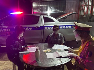 Đắk Nông: Xử phạt người trốn trên thùng xe tránh kiểm soát dịch