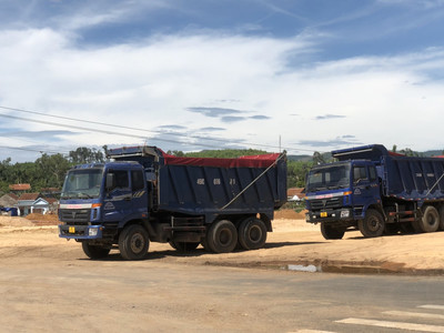 Quảng Ngãi: Đoàn xe “hung thần” phá nát đường nông thôn