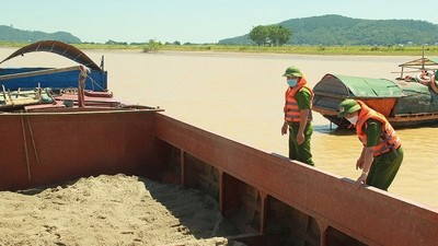 Hà Tĩnh:Xử phạt một chủ sà lan khai thác cát trái phép 10 triệu đồng