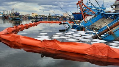 Đà Nẵng: Xử lý sự cố tràn dầu do tàu chìm ở Âu thuyền Thọ Quang