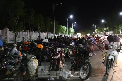 Hàng trăm người vượt ngàn km về chốt cầu Bến Thủy trong đêm