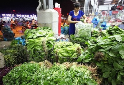 Rau xanh, thịt cá Hà Nội tăng giá đến 30%