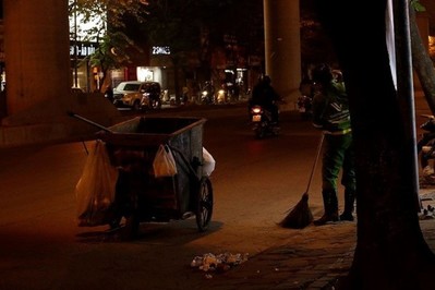 Nỗi sợ của công nhân môi trường khi thu gom rác ca đêm