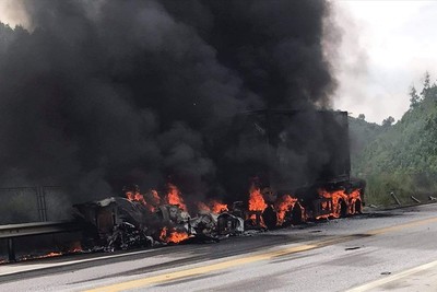 Cháy xe bồn chở dầu kinh hoàng trên cao tốc Nội Bài - Lào Cai