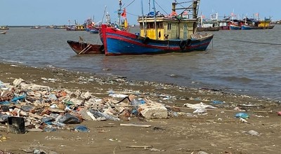 Thanh Hóa: Cửa biển Hậu Lộc bị rác 'bức tử'