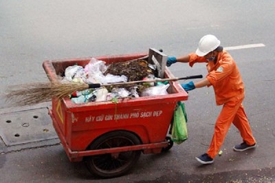 Nỗi lòng công nhân thu gom rác thải mùa dịch Covid-19