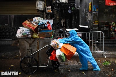 14 'nữ chiến binh' áo xanh thu gom rác giữa vùng dịch ở Hà Nội
