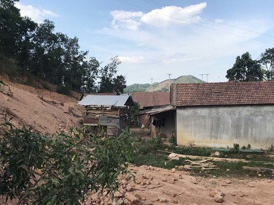 Quảng Ngãi: Công trình chống sạt lở núi làm hư hại nhà dân