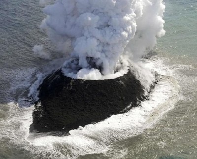 Nhật Bản phát hiện một hòn đảo mới do núi lửa ngầm phun trào