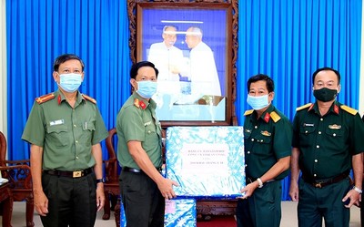Công an tỉnh An Giang tặng thiết bị y tế cho Bộ Chỉ huy quân sự tỉnh