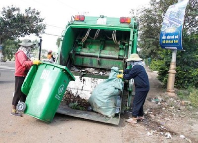 Nỗi lòng công nhân thu gom rác thải mùa dịch