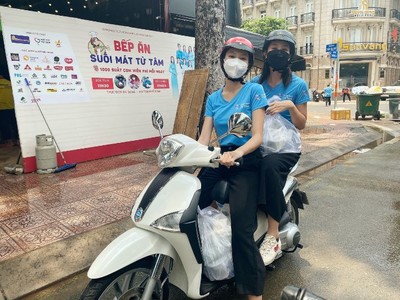 HH Tiểu Vy, Ngọc Thảo chạy xe máy giao cơm cho tuyến đầu chống dịch