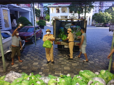 CSGT Đà Nẵng hỗ trợ hàng tấn rau củ và nhu yếu phẩm cho người dân khó khăn trong dịch Covid-19