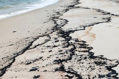 Quảng Bình xuất hiện vết dầu loang dọc bờ biển kéo dài khoảng 3 km
