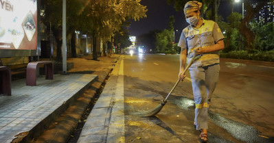 Nữ lao công làm việc khi Hà Nội giãn cách: 'Chỉ mong được an toàn'