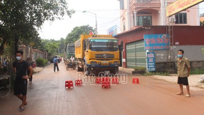 Bắc Giang: Xe chở đất gây ô nhiễm môi trường, một số người dân lập "hàng rào ghế" chặn đường