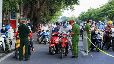 Thủ tướng yêu cầu Hà Nội điều chỉnh bất cập việc cấp giấy đi đường