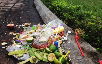 Vườn hoa Long Biên: Một khuôn viên đầy rác