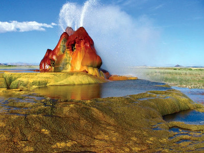 Mạch nước phun nóng hơn 90 độ C giữa sa mạc Black Rock, Mỹ