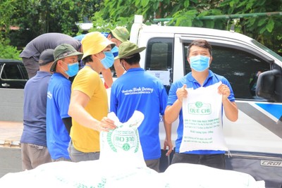 Thanh niên Bình Phước cùng nhiều nhà hảo tâm tặng 900 túi an sinh, hỗ trợ vùng dịch Bình Dương