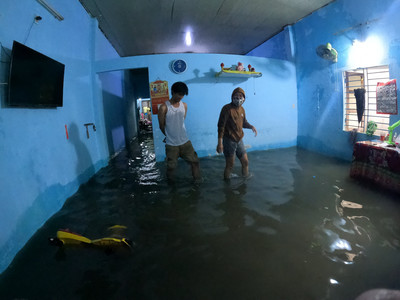 Khu dân cư giữa trung tâm Đà Nẵng bị ngập sâu sau mưa lớn, người dân bì bõm tát nước trong nhà