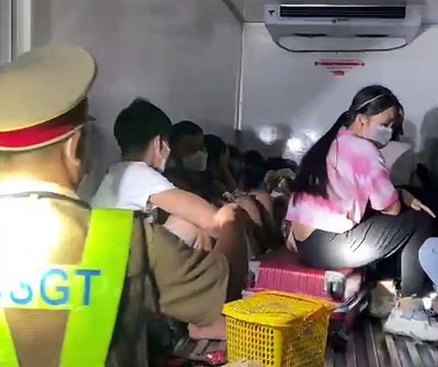 Bình Thuận: Phát hiện 15 người có cả trẻ em trong thùng xe đông lạnh “vượt chốt”