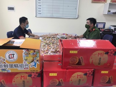 Hà Nội: Bắt quả tang hàng nghìn bánh Trung thu không rõ nguồn gốc